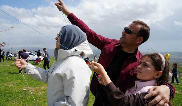Kırıkkale'de rengarenk uçurtmalar gökyüzünü süsledi