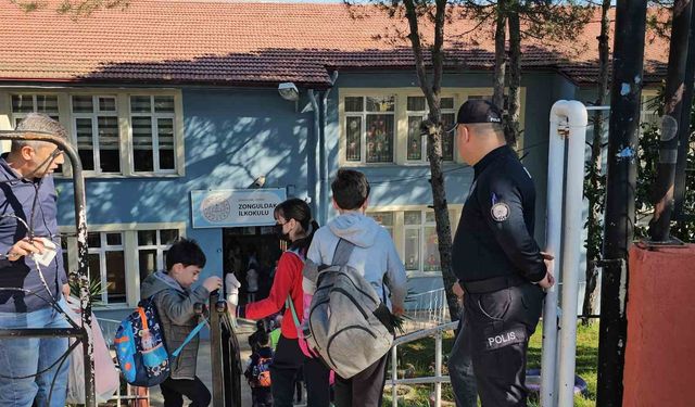 Öğrencilerle teneffüste ip atlayan polis, gönülleri fethetti