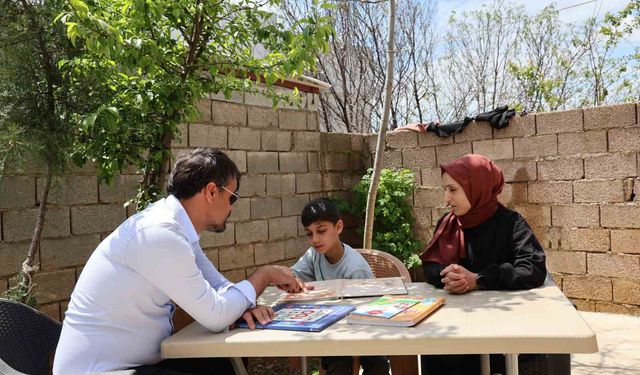 Öğretmenlerin saha çalışmasında tanıştığı özel ihtiyaçlı Zeynel, evinde aldığı eğitim desteğiyle yalnız bırakılmıyor