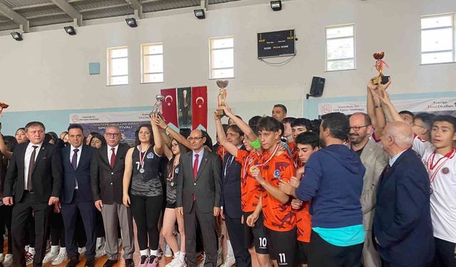 Okullar arası spor festivali coşkusu: Ödüller sahiplerini buldu