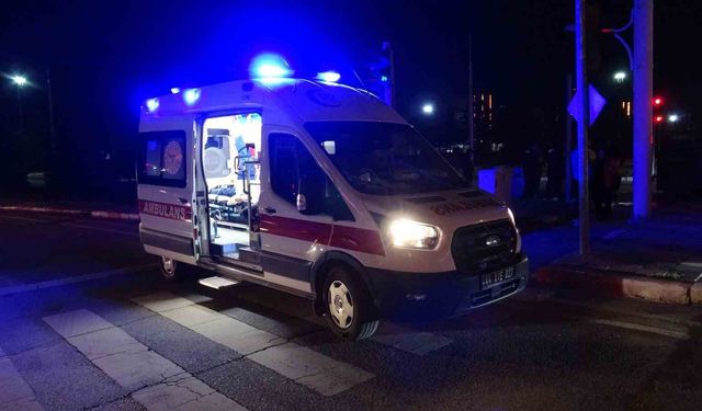 Otomobil ile çarpışan hafif ticari araç yan yattı