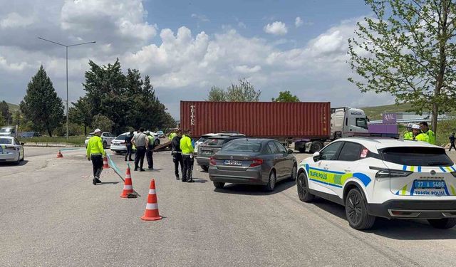 Otomobil tıra arkadan çarptı: 1 ölü, 4 yaralı