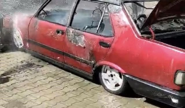 Park halindeki Tofaş marka otomobil yanarak kullanılamaz hale geldi