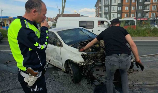 Refüje ve ağaçlara çarpan otomobilin motoru koptu