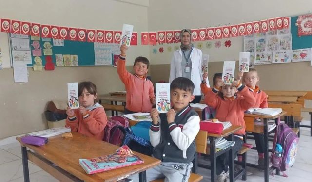 Sağlık ekipleri okul okul gezip hijyeni anlattı