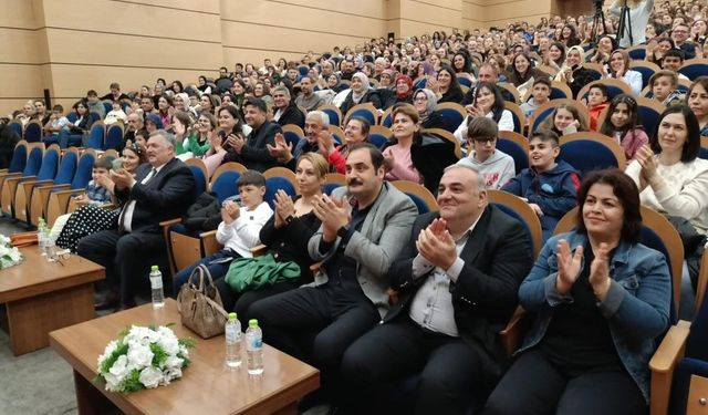 Sahnede öğrencileriyle şarkı söyleyen okul müdürü sosyal medyayı salladı