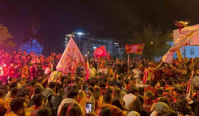 Şampiyonluğu garantileyen sarı-kırmızılılar Çanakkale sokaklarında şampiyonluk coşkusu yaşadı