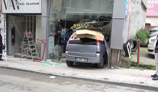 Samsun'da terzi dükkanına otomobil girdi