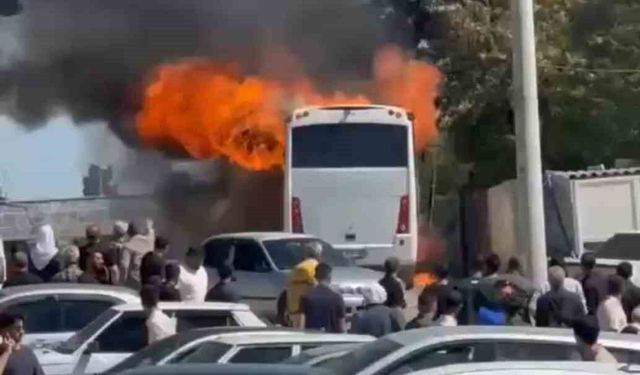 Şanlıurfa'da tur otobüsü alev aldı