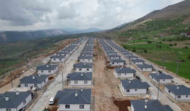 Sarp kayalıklar üzerine inşa edilen köy evleri, depremzedelere yuva oldu