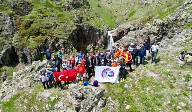 Şelaleyi görmek için yaklaşık 3 kilometrelik tepeye tırmandılar