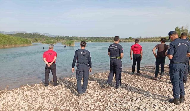 Serinlemek için Aksu Çayı'na giren 3 gençten biri akıntıya kapılarak kayboldu