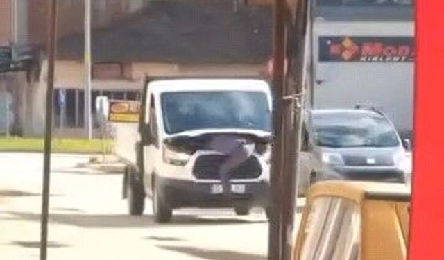 Seyir halindeki kamyonetin motorunu açıp arızayı tespit etmeye çalıştı