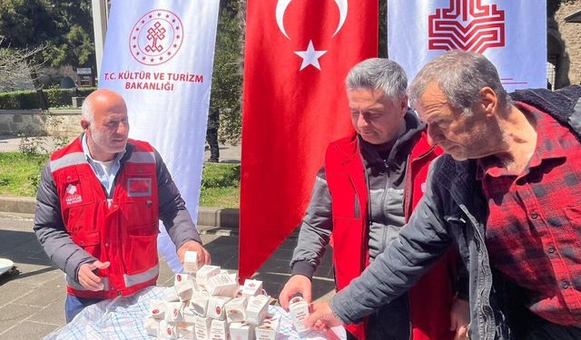 Sinop'ta Vakıf Haftası programında vatandaşlara lokum ikram edildi