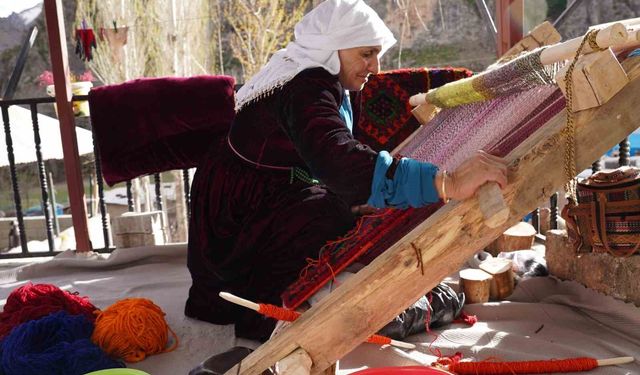 Şırnaklı kadınların ilmek ilmek işlediği seccadeler 20 bin liradan satılıyor