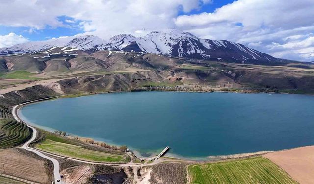 Süphan Dağı ve Aygır Gölü'nün bahar manzarası hayranlık uyandırıyor