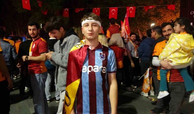 Trabzonlu taraftar Galatasaray'ın şampiyonluk kutlamasına katıldı