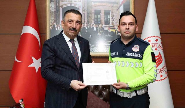 Vali Hacıbektaşoğlu'ndan trafik ekiplerine başarı belgesi