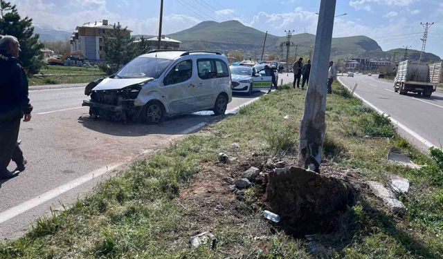 Van'da kamyonet aydınlatma direğine çarptı: 4 yaralı