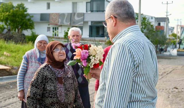 Vatandaşlar Başkan Elbi'yi, çiçeklerle karşıladı