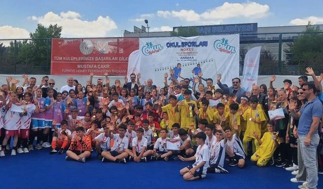 Beypazarı Akşemseddin Ortaokulu, çim hokeyinde Türkiye derecesi elde etti
