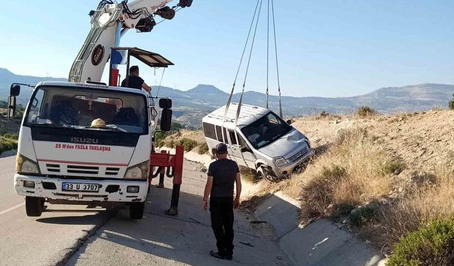 Levhaya çarpıp yoldan çıkan araçtakiler yara almadan kurtuldu