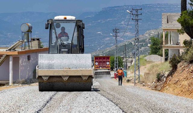Mersin'de 5 mahalleyi birbirine bağlayan yolda 2. etap tamamlandı