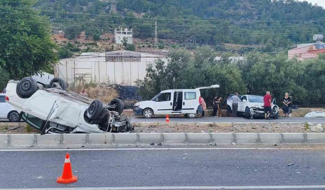 Mersin'de kaza yapan otomobil takla attı: 2 yaralı