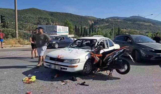 Motosiklet otomobile ok gibi saplandı