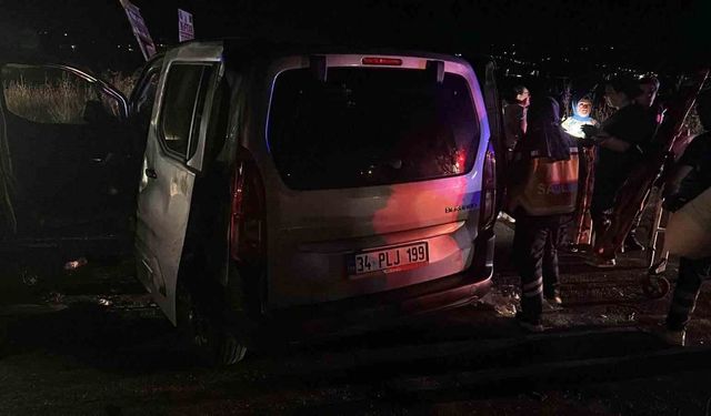 Traktöre çarpan araçta 4 kişi yaralandı