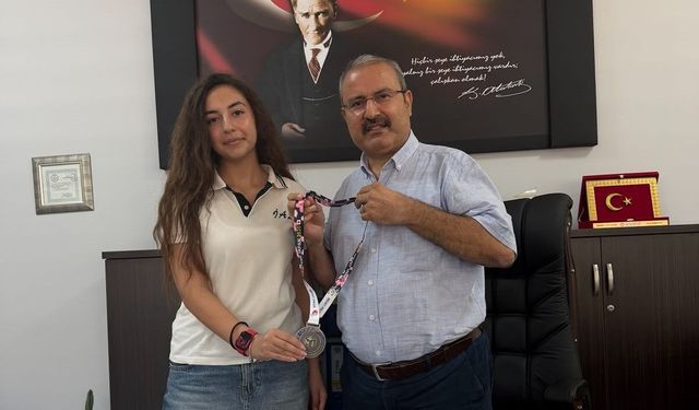 Mezitli İçel Anadolu Lisesi Öğrencisi Arzem Vucut'tan Uluslararası Çifte Madalya