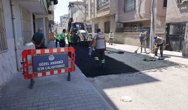 Akdeniz'de yol ve kaldırım çalışmaları aralıksız sürüyor