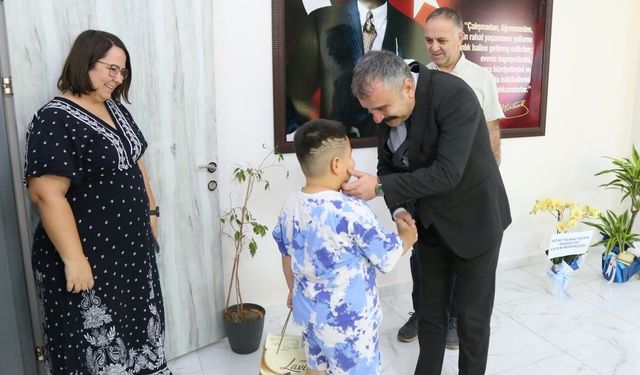 Bakanlığın Koruyucu Aile modeliyle bir çocuk daha yeni yuvasına kavuştu