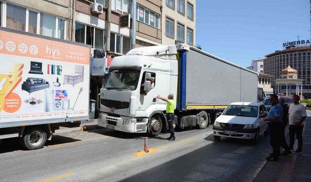 Balıkesir'de şehir merkezine giren tır trafiği felç etti