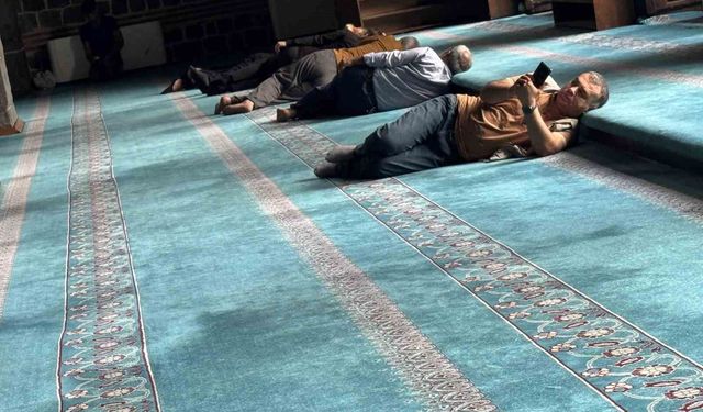 Diyarbakır'da termometreler 40 dereceyi gösterince vatandaşlar soluğu camilerde aldı