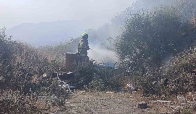 Erdek'te mezarlık girişindeki ot yangını büyümeden söndürüldü