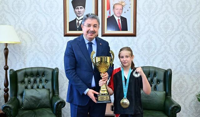 Eskişehir'in gururu Asel Özdalgın, Vali Erdinç Yılmaz'ı ziyaret etti