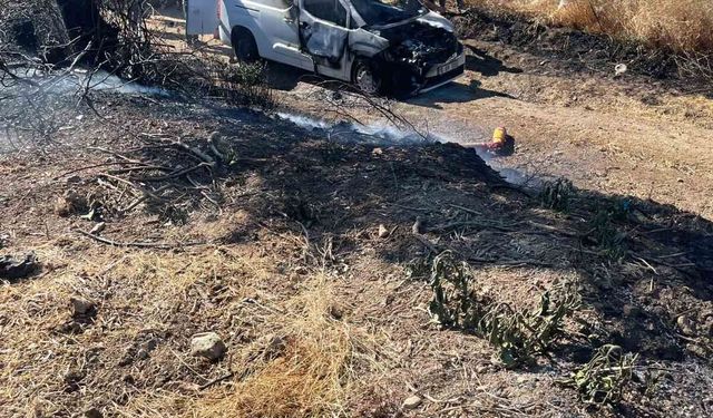 Manyas'ta yanan araçtan otluk alana sıçrayan yangın söndürüldü