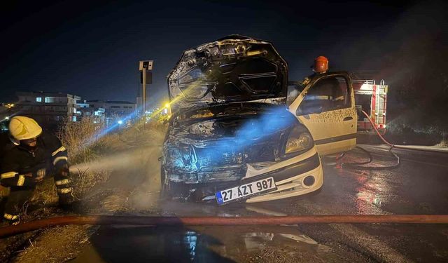 Seyir halindeki otomobil alev aldı