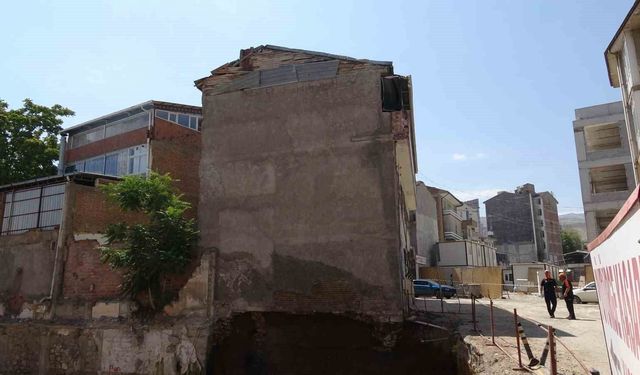 Temelindeki göçük sonrası apartman mühürlendi