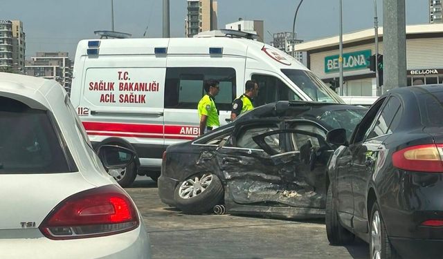 Ambulans ile otomobil çarpıştı: 3'ü sağlık çalışanı 5 yaralı