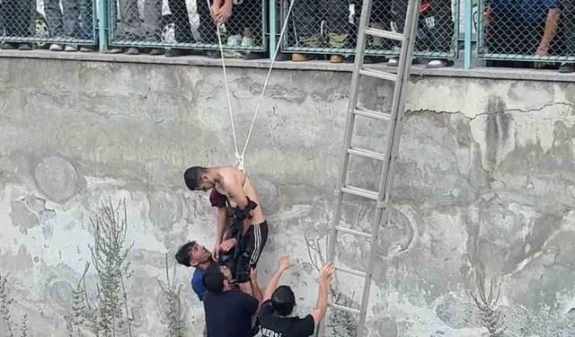 Kanala düşen genci arkadaşı yakaladı, itfaiye kurtardı