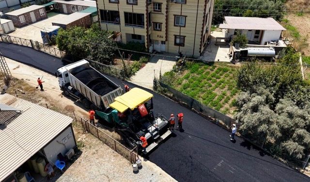 Mersin'de 1,5 kilometrelik yol sıcak asfaltla yenilendi