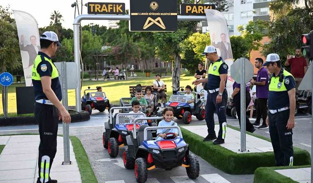 Mersin'de minikler trafik kurallarını direksiyon başında öğrendi