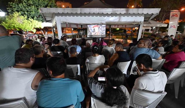 Mersin'de özel bireyler açık havada sinema keyfi yaşadı