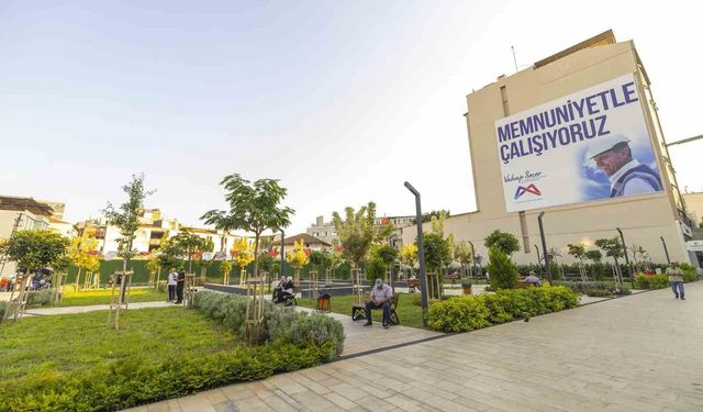 Mersin'de Kırmızı Lacivert Kent Meydanı çarşıya nefes aldırdı