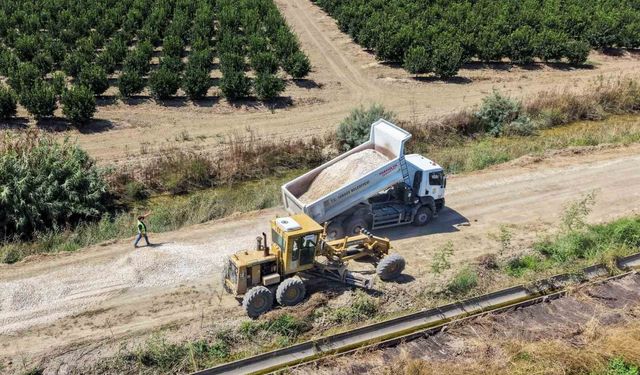 Tarsus'ta kırsal mahalle yolları bakımdan geçiriliyor