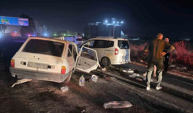 Tarsus'ta otomobil karşı şeride geçti: 1 çocuk öldü, 6 yaralı