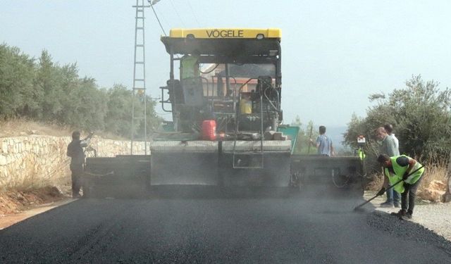 Akdeniz Belediyesi ilçenin dört bir yanında asfalt çalışmalarını sürdürüyor