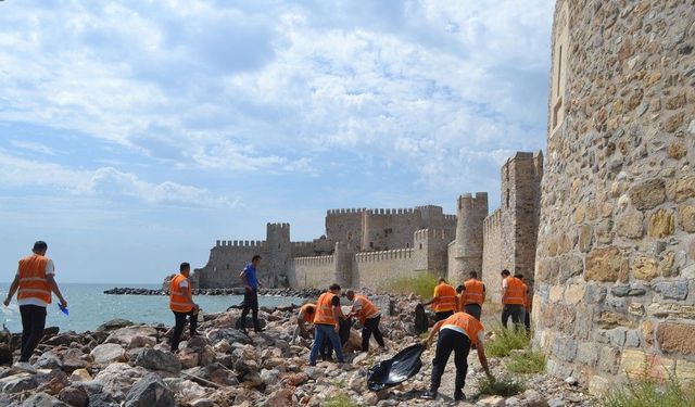Anamur'da hükümlüler tarihi mekânlarda çevre temizliği yaptı